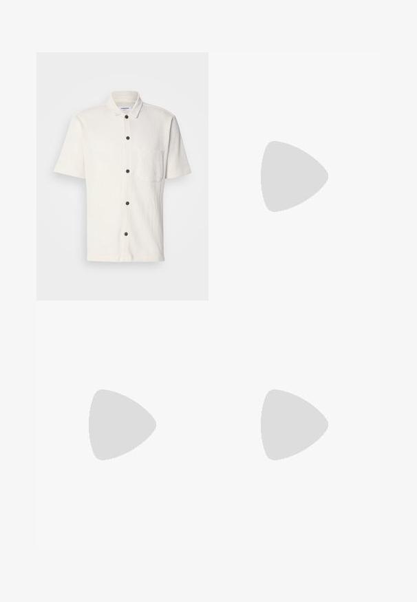 Hvit kortermet skjorte med teksturdesign, frontknapper i mørkebrun og en enkel brystlomme.; Hvite linbukser med snøring i livet, rett ben-design og subtil tekstur. Ingen synlige lommer eller mønstre.; Hvite lær loafers med en glatt finish, som har en sydd detalj, en avrundet tå, og en svart gummisåle for godt grep.; Hvit perlekjede med en enhetlig rund form, glatt overflate, og metallspenne med en forlengelseskjede for justerbar lengde.