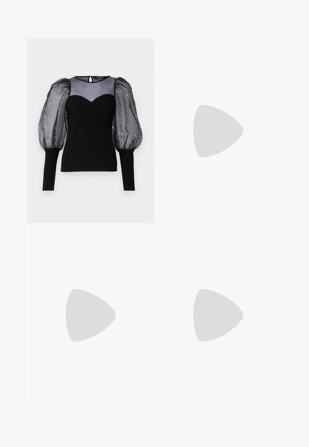 Zwarte top met doorzichtige puffmouwen met parelversieringen, een sweetheart halslijn en een aansluitende lijfje met geribbelde textuur.; Zwart-witte tapered broek met een slanke pasvorm en contrasterende panelen. De stof heeft een gladde textuur; de tailleband is plat en aansluitend.; Zwarte leren slingback hakken met een spitse neus, slanke hak en decoratieve gespdetails op de bovenkant. Gladde textuur en een strakke uitstraling.; Zwart-wit gestreepte handtas met een gestructureerde vorm, voorzien van een bovenhandvat, een afneembare kettingriem en een metalen logo-accent.