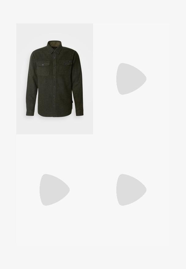INDICODE JEANS Košeľa - mottled olive; Hnedé pruhované šortky s voľným strihom. Vyrobené z ľahkej tkaniny, s plisovaním a obšitým lemom pre dodatočný detail.; Hnedé kožené mokasíny s okrúhlym špičkou, prešívaním na hornej časti, hladkým povrchom a kontrastnou čiernou gumovou podrážkou.; Sliné slnečné okuliare s nádychom korytnačiny so štvorcovými rámami, priehľadnými šošovkami a štíhlymi stranami s decentným logom. Matný a lesklý povrch.
