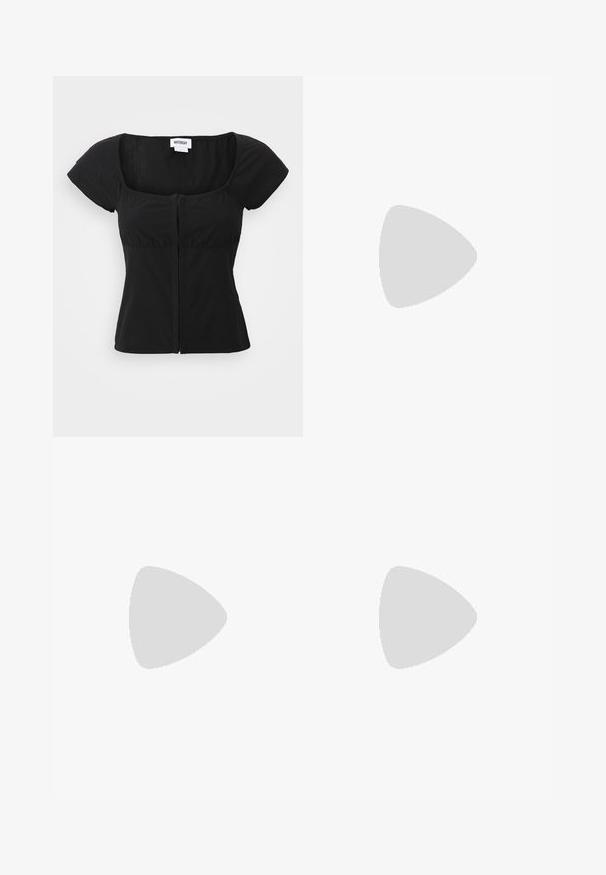 Weekday SHORT SLEEVE SQUARE NECK BLOUSE - Blúzka - black; Čierna sukňa s viacerými vrstvami ruflí s textúrovaným kvetinovým vzorom. Elastický pás pre komfort a prispôsobenie.; Biele tkané šľapky s pletenou textúrou a dekoratívnymi korálkami, so hladkým hnedým vystlaním a plochou gumovou podrážkou.; Michael Kors zápästná taška v béžovej potiahnutej plátenej tkanine s opakujúcim sa vzorom loga MK, zlatým kovania a odnímateľným reťazovým popruhom.