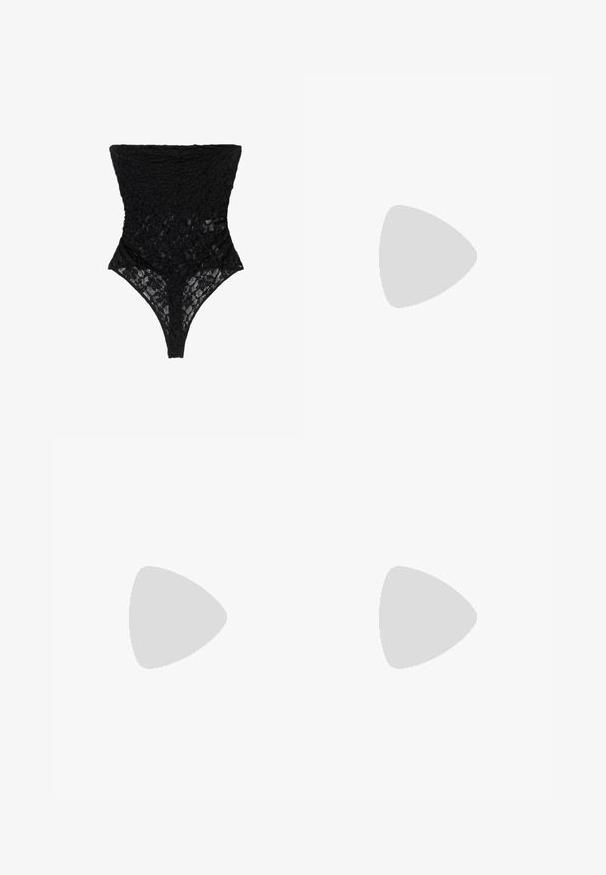 Zwarte kant bodysuit met een getextureerd bloemenpatroon, hoge halslijn en stringcut. Zacht, doorschijnend materiaal benadrukt het verfijnde ontwerp.; Bershka WIDE-LEG - Wide leg - black; Bershka Sandalen met hoge hak - black; Zwarte laarzen in lakleer met een gebogen vorm, één schouderband, voorvakken en accenten in zilverkleurig metaal.