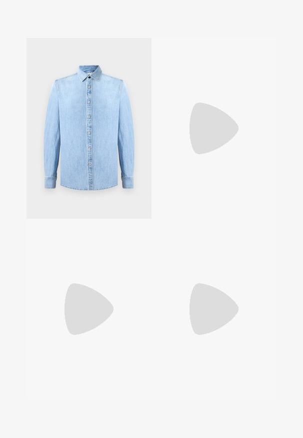 Lichtblauw denim overhemd met lange mouwen, een knoopsluiting aan de voorkant en een klassieke kraag. Heeft een gladde textuur en gestikte accenten.; Zwarte polo met korte mouwen, voorzien van een gestructureerd, abstract patroon. De kraag is plat en iets geopend, wat het ontspannen ontwerp benadrukt.; Leren denim shorts in lichtblauw met een klassieke snit. Bevat vijf zakken, oranje stikselaccenten en ruwe zoomranden.; Zwarte leren loafers met een gladde afwerking, ronde neus en decoratieve stiksels op de wreef. Lage gestapelde hak en een lichte glans.