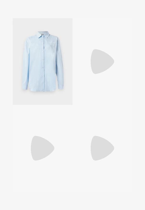 Vaaleansininen napitettava paita, joka on valmistettu puuvillasta. Ominaisuuksiin kuuluu klassinen kaulus, pitkät hihat ja kirjailtu yksityiskohta vasemmassa yläkulmassa.; Tummansininen farkkuhame, jossa on suora leikkaus, kahdella etutaskulla ja hienovaraisella tekstuurilla. Siisti helma ja standardimallinen vyötärö.; Paul Smith TOPANGA - Ballerinat - black; Beige nahkaista kassi, jossa on laskostus ja hopeinen metallirunko, kaksi pyöreää koristeellista solkea sekä hopeaketjuolkayh.