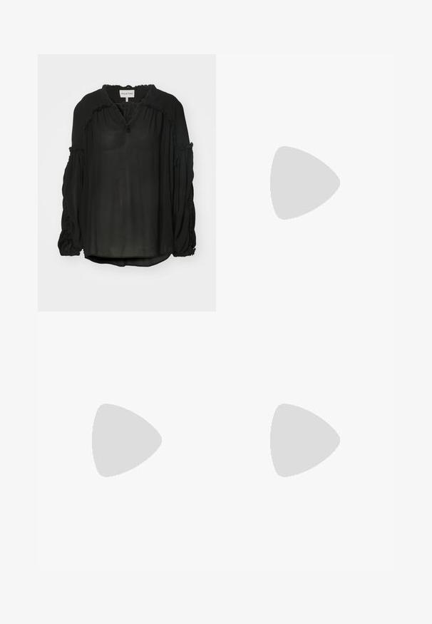 MUNTHE OBSERVATION - Blouse - black; T-shirt en coton blanc avec des manches courtes, un col rond, une coupe décontractée et un ourlet cousu. Étiquette visible à l'intérieur du col.; Shorts de sport noirs avec une taille élastique haute, fabriqués à partir d'un tissu lisse et extensible. Présente un design ajusté et des détails de couture minimaux.; Chaussure de sport noire avec des accents gris, dessus synthétique lisse, semelle texturée, bout arrondi et lacets plats. Design classique avec un détail de logo.