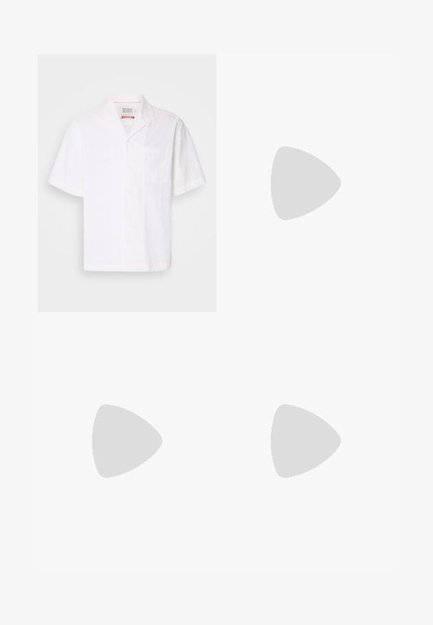 Lyhythihainen valkoinen paita, joka on valmistettu kevyestä kankaasta. Siinä on hienovarainen kuosi, nappikiinnitys edessä ja yksi rintatasku.; Valkoiset puuvillashortsit, joissa on joustava vyötärönauha ja nyöri, sivutaskut sekä suora leikkaus viimeistellyillä helmoilla.; Beige mokkasiner i semsket skinn med korksåle, rund tå og en enkel stropp med gulltone spenne. Gummisåle for godt grep.; Mustat aurinkolasit pyöreillä linsseillä, matalla pinnalla ja erottuvalla kissamaisella muodolla. Kapeat taitteet, joissa on huomaamaton brändäys vasemmassa temppeleissä.