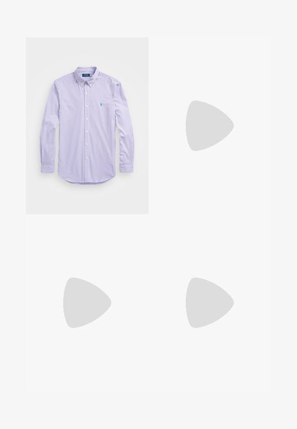 Polo Ralph Lauren SLIM FIT STRIPED STRETCH POPLIN SHIRT - Srajca - lavender/white; Vijolična polo majica iz bombaža, s tremi gumbi na zapenjanju, kratkimi rokavi in predsunkom na prsih z rdečo vezenino logotipa.; Mornarske bombažne hlače z udobnim krojem, ki imajo gube spredaj, dva stranska žepa in gumbasto zapiranje ob pasu.; Beli in bež športni copati s zgornjim delom iz usnja in semiša, mornarsko modri akcenti in rjavi gumijasti podplat. Imajo znak na strani in vezalni dizajn.