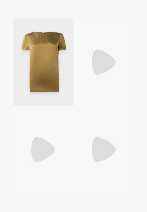 Top a maniche corte in satin verde oliva, con scollatura rotonda e texture liscia. Design semplice con taglio dritto e senza decorazioni.; Pantaloni neri a gamba larga realizzati in tessuto liscio, dotati di vita alta e dettagli plissettati. Nessun abbellimento o motivo visibile.; Décolleté nera in pelle con punta affusolata, design minimalista, sottile cinturino alla caviglia e tacco a stiletto elegante. Texture liscia.; Borsa a tracolla nera in pelle con forma curva, dotata di una chiusura ovale dorata prominente, tracolla regolabile e design minimalista.