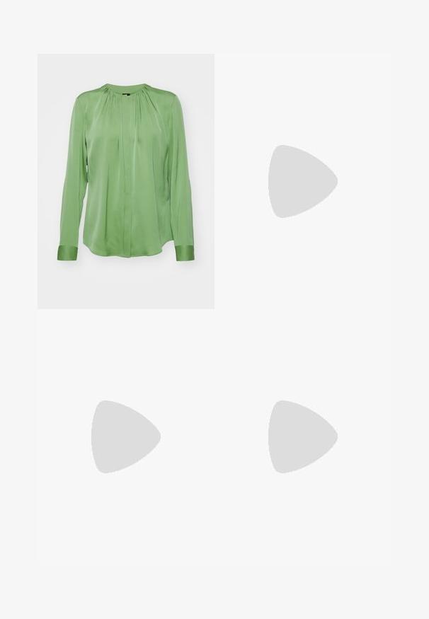 BOSS BANORAH - Blus - open green; Svarta byxor med rak passform, med dubbla fickor, en slät yta och en klassisk midje-design. Ingen synlig hårdvara eller detaljer.; Svart läderklack med spetsig tå och en kraftig fyrkantig klack. Slät textur, enkel design, passar för formella sammanhang.; Svart läderhandväska med triangulär form, en smal rem och silverfärgad hårdvara. Har dragkedjestängning och logotyp prägling på framsidan.