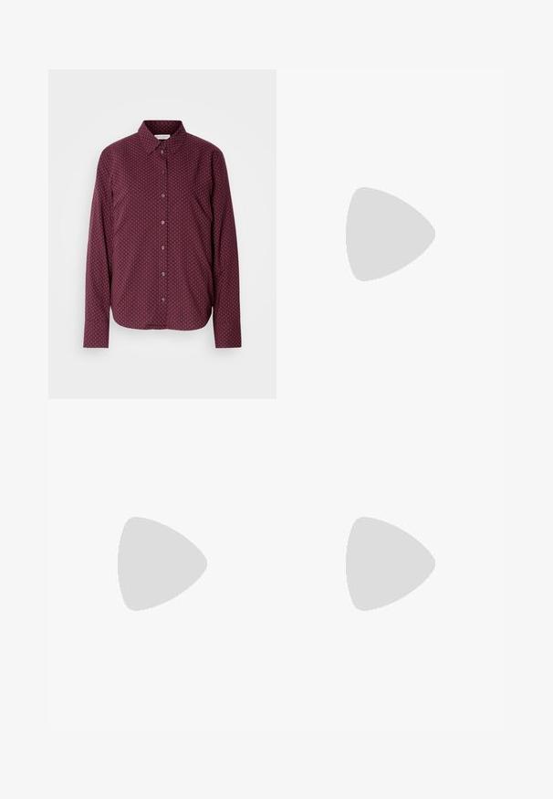 Marc O'Polo CASUAL FIT KENT COLLAR PRINT - Button-down blouse - red black; Dark blue wide-leg jeans in denim fabric with a high waist, featuring orange stitching, five-pocket design, and a button closure.; Black high-heeled sandals feature thin straps with a knotted design, a smooth square toe, and a sleek stiletto heel.; Silver hoop earrings with a smooth, shiny finish. Rounded shape, lightweight design, featuring a post-back closure.