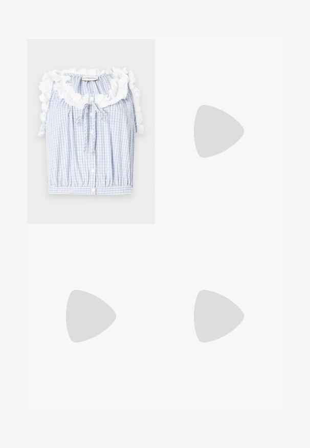 Blauw-wit geruite cropped blouse met een geplooide witte kanten kraag, knopen aan de voorkant en een trekkoord bij de hals.; Witte denimshorts met een gestructureerde tailleband, zilveren knoopdetail en textuurstof. Voorzien van voorzakken en net afgewerkte stiksels.; Converse CHUCK TAYLOR ALL STAR - Sneakers laag - vintage white/light gold; Witte handtas met krokodillenstructuur, gouden hardware, bovenhandvat en afneembare schouderband; beschikt over een slotvergrendeling en een minimalistisch ontwerp.