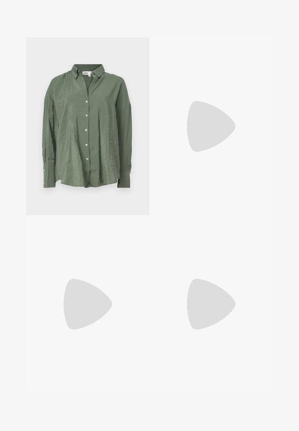 Camisa verde com colarinho, abotoada na frente, feita de um tecido leve com uma textura ligeiramente amarrotada. Apresenta mangas longas e botões brancos na frente.; Jeans pretos de cintura alta com fecho de botão e zíper, bolsos frontais e pernas largas dispostos em cima de um fundo branco.; Sandy em verniz preto com salto slingback, ponta afilada e salto geométrico. Apresenta um design elegante e minimalista com textura suave.; Bolsa de couro preta com forma curva, alça destacável e detalhes em dourado. A bolsa possui uma aba com detalhe de fivela.