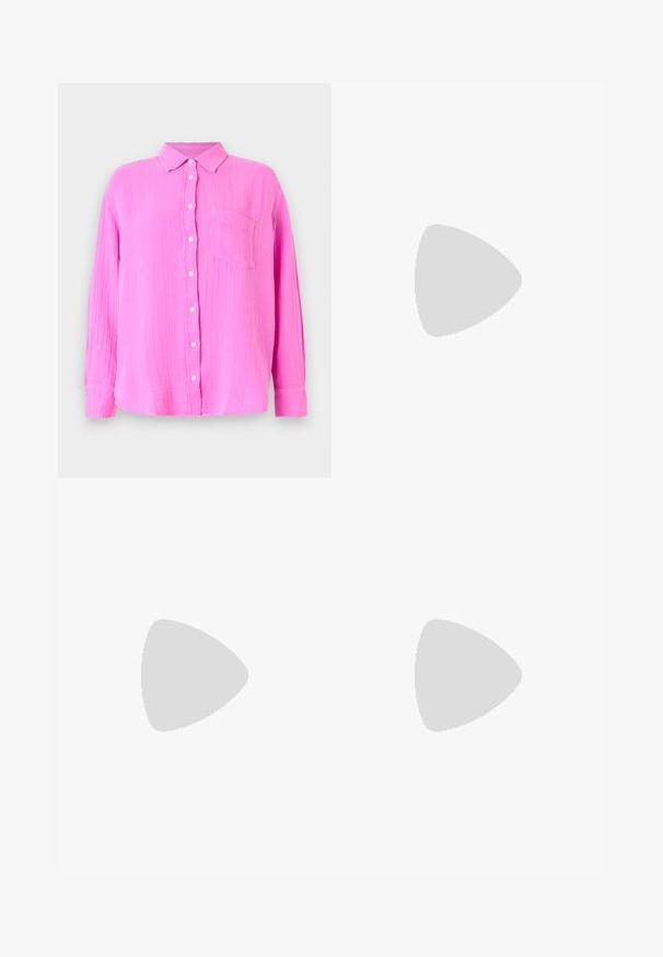 Lahka, dolgo rokav shirt v svetlo rožnati bombažni tkanini. Ima gumbasto sprednjo stran, ovratnik in eno žep na prsih. Teksturirana tkanina.; Rjave široke hlače z gladko teksturo, ki imajo visok pas in sprednje naborke. Tkanina je lahka in prosto pada.; Črne lakirane sandale s peto, kvadratnim prstom, trakovi okrog gležnja in srebrnimi zaponkami. Opremljene so s stabilno Debelo peto.; Rjava usnjena torba z gladko teksturo, odprto zasnovo zgoraj in dvema naramnima trakovoma. Opremljena je z minimalnim šivanjem in brez vidnih kovinskih delov.