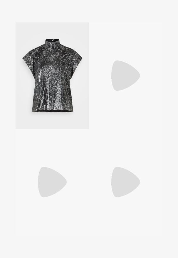 Top a maniche corte con colletto alto, ricoperto di paillettes argento. Presenta una vestibilità ampia e una superficie texturizzata con una fodera interna nera.; Jeans in denim blu scuro con vita alta, tasche anteriori e gambe svasate e larghe, esposti piatti su uno sfondo bianco.; Scarpa con tacco slingback in pelle nera, con punta appuntita e tacco a blocco chunky. Presenta una tracolla regolabile con fibbia in metallo.; Borsa a spalla in pelle nera con tracolla a catena, caratterizzata da un logo dorato e scomparti con zip. Texture liscia con una superficie decorata.