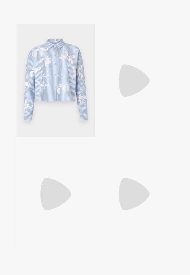Camisa abotoada cropped em riscas verticais azul claro e branca, com grande bordado floral branco na frente e nas mangas.; Jean de perna larga azul claro feito de denim. Possui cintura alta, design de cinco bolsos e fechamento por botão. Corte reto com barra limpa.; Sapato de salto em couro patente castanho com bico quadrado, padrão textura crocodilo, tiras no tornozelo com fivela dourada e salto grosso.; Bolsa de mão em pele castanha com forma arredondada, ferragens prateadas e costura decorativa. Apresenta uma alça de ombro e fecho por clasp.