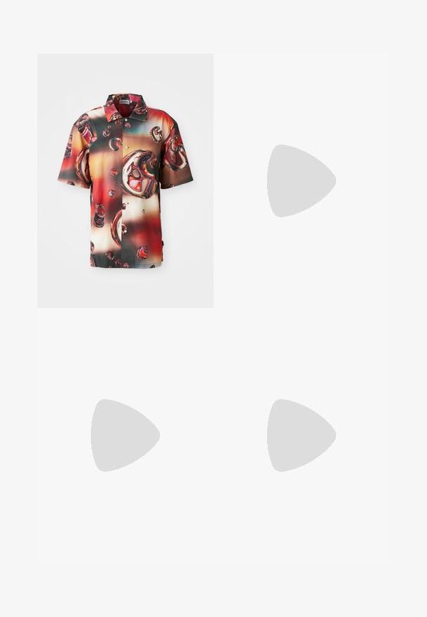 Korte mouwen shirt van glanzende stof, met een levendig abstract ontwerp van rode en bruine bubbels tegen een gradient achtergrond. Voorzijde met knoopjes.; Lichtblauwe denim jeans met een recht model, voorzien van een middelhoge taille, vijf zakken en een knoop- en ritssluiting.; Zwarte leren loafers met een franjesaccent, voorzien van een dikke zwarte zool en gele stiksels langs de rand. Gevoelige afwerking.; Driedelige zilveren metalen halsketting met slanke, flexibele kettingen met een lichte glans, beveiligd met een karabijnhaak en een verstelbare ketting.