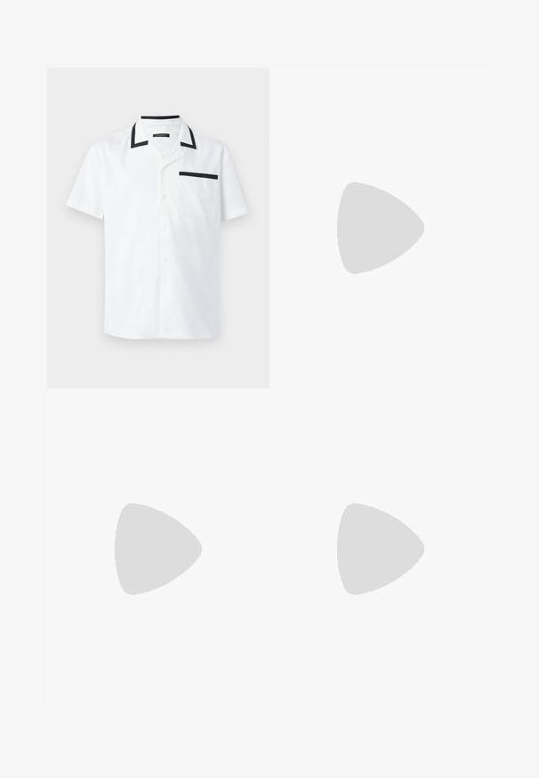 Trumpas rankovės baltas marškinys, pagamintas iš audinio, su juodu apykakle ir kišenės apdaila, su priekiniais mygtukais ir švariu, minimalistiniu dizainu.; Tamsiai mėlynos kelnės iš lygaus audinio, su vienu mygtuko uždarymu, klostėmis ir tiesiomis kojomis. Minimalistinis dizainas be pastebimų raštų.; Rudi odiniai loaferiai su plokščiu kulnu, su dekoratyviu metaliniu akcentu priekyje, elegantiškas dizainas ir lygus paviršius.; Sidabrinis metalinis laikrodis su šlifuotu mėlynu ciferblatu, baltais valandų žymekliais ir datos indikacija. Yra metalinė grandinė ir prekės ženklo logotipas.