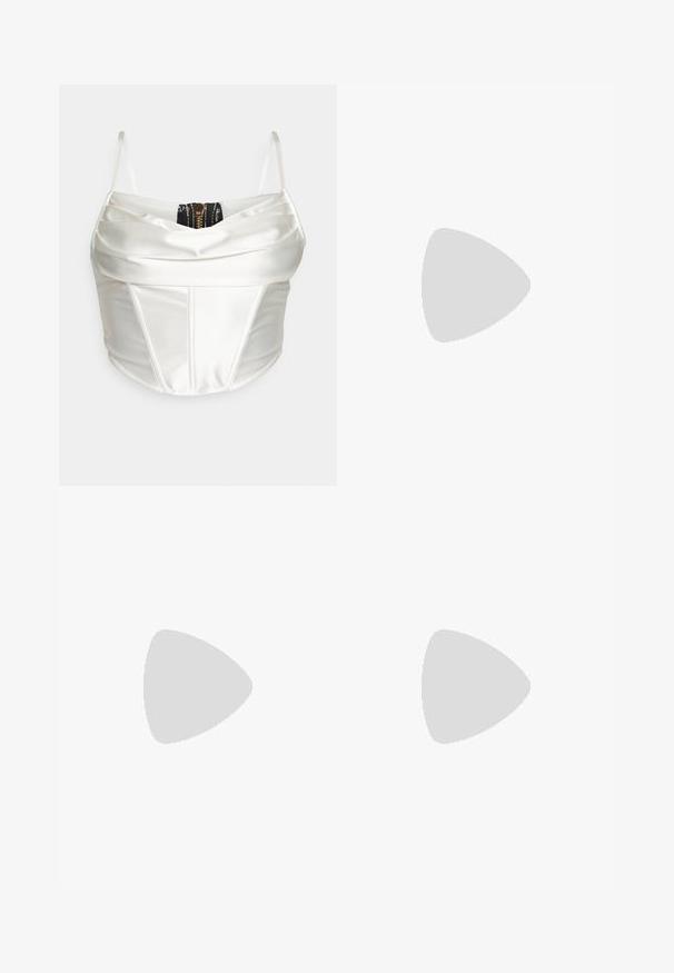 Fehér selyemkorzett felső vékony pántokkal, réteges kialakítással és fekete cipzárral a hátsó részen. Sima textúra, struktúrált forma.; Világoskék farmernadrág, laza szabással, elhasználódott hatással, két elülső zsebbel és gombos zárással a derékrészen.; Fekete lakk bőr szandálkés magas sarkú cipő, hegyes orral és geometrikus tömbsarkakkal. Karcsú, minimalista dizájn és sima textúra jellemzi.; Világoskék kézitáska, amelynek strukturált formája van, sima bőrből készült, két füllel rendelkezik, és az elején egy háromszögletű márkatrófea található. Cipzáras záródás.