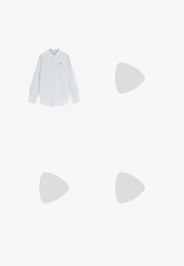 Scalpers Overhemd - khaki stripes; Zwarte denim jeans met een rechte pasvorm. Beschikt over vervaagde gebieden, lichte slijtage, klassiek vijf-pocket ontwerp en een knoopsluiting.; Witte leren sneaker met een gladde afwerking, ronde neus, platte veters en een gestructureerde zool. Kenmerkt zich door een subtiel logo op de hiel.; Zwarte ronde zonnebril met donkere lenzen en slanke metalen armen. Inclusief heldere tempelpunten en zilveren accenten bij de scharnier. Minimalistisch ontwerp.