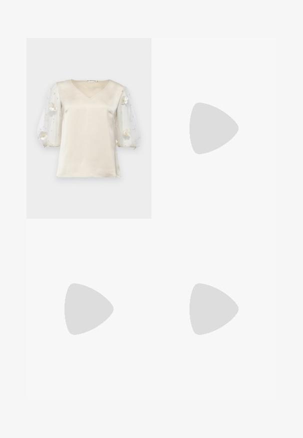 Ida Sjöstedt EXCLUSIVE RHIANNON - Blúzka - ivory; Biele široké nohavice vyrobené z bavlny s hladkou textúrou. Obsahujú predný gombík, zips a dizajn so štyrmi vreckami.; Čierne lakované kožené slingback lodičky s špicatou špičkou, štíhlým podpätkom a jemným výrezom. Obsahuje zlatú pracku na remienku.; Čierna kožená kabelka s retiazkou zo zlata, so hladkou textúrou, obdĺžnikovým tvarom a embosovaným logom na prednej strane.