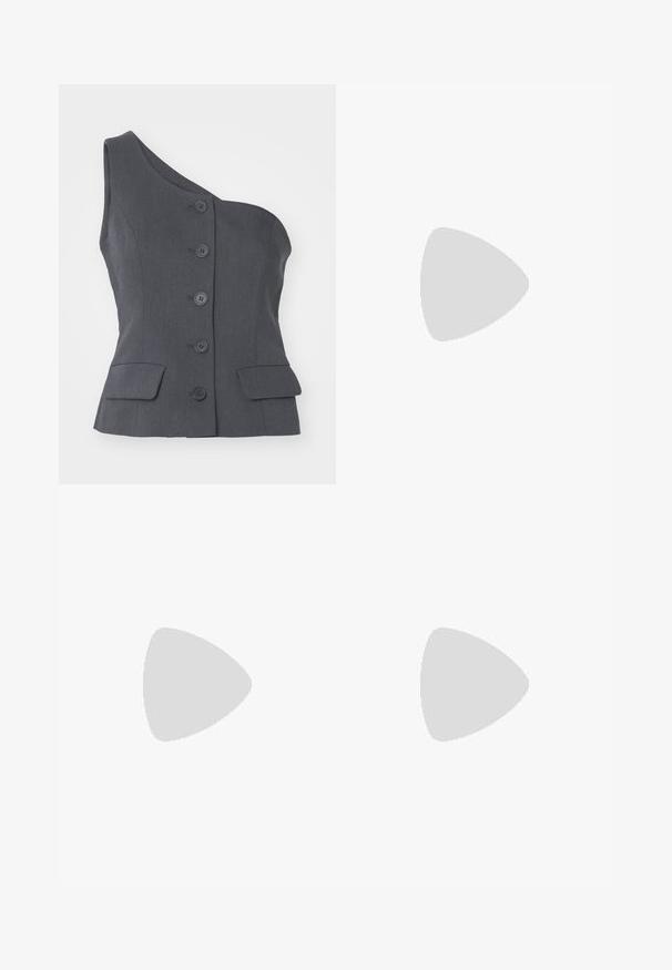 Gilet grigio su misura con un collo asimmetrico unico, cinque bottoni neri di chiusura e due tasche frontali. Tessuto texturizzato con una finitura liscia.; Pantaloni culotte neri in poliestere con una cintura elastica, due pieghe frontali e una silhouette ampia. Nessun motivo visibile o dettagli in metallo.; Sandali con tacco in vernice nera, con punta squadrata, cinturini alla caviglia e fibbie in argento. Presentano un tacco a blocco spesso per maggiore stabilità.; Borsa a tracolla nera in pelle con una forma curva, manico rimovibile e accessori dorati. La borsa presenta una patta con un dettaglio a fibbia.