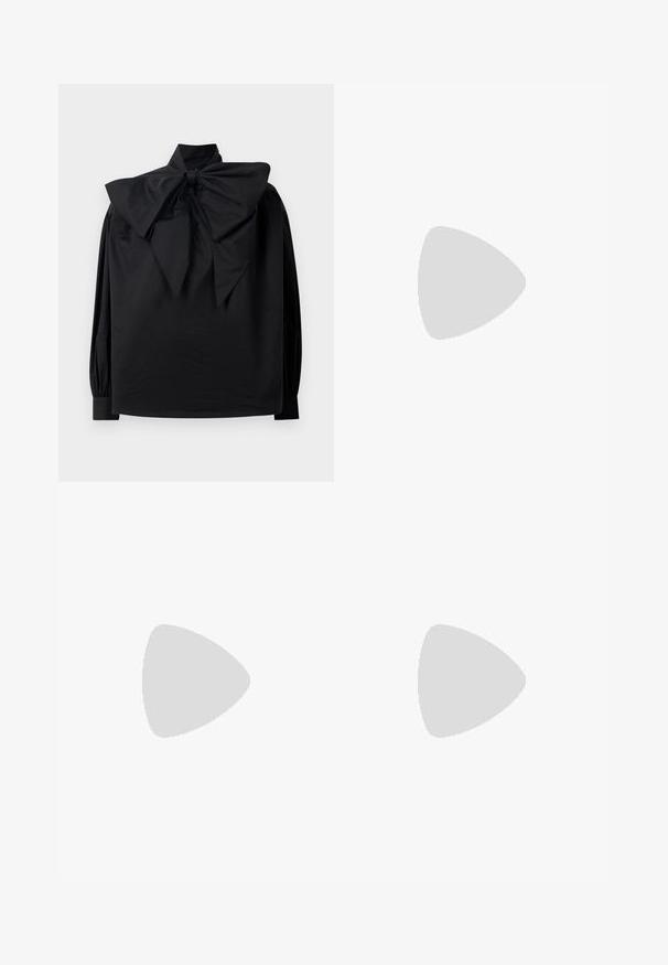 Blusa negra de manga larga con cuello alto y un gran lazo exagerado atado en el escote, exhibida sobre un fondo blanco liso.; Pantalones de pierna ancha negros con cintura alta, que presentan pliegues en la parte delantera, una textura suave y un acabado a medida. Diseñados para un ajuste relajado.; Zapato de tacón alto de cuero negro con puntera afilada y un tacón redondeado y abombado. Textura suave con un diseño elegante y minimalista.; Bolso cruzado de cuero negro con dos bolsillos frontales, hebillas doradas, cierre de cremallera y una correa delgada. Superficie texturizada y forma rectangular compacta.