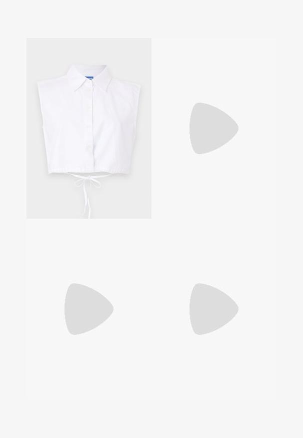 Cămașă albă, scurtă, fără mâneci, cu guler, închidere cu nasturi și o curea la talie; prezintă un logo brodat subtil pe față.; Pantaloni negri tailor-ed cu un design drept, având o textură fină și cute clare pe față. Fără elemente de prindere vizibile.; Sandale negre cu toc înalt au curele subțiri cu un design legat, un vârf pătrat neted și un toc stiletto elegant.; Geantă de duffel din piele artificială neagră, cu accesorii aurii, două mânere superioare, curea de umăr ajustabilă și un buzunar cu etichetă detașabil.