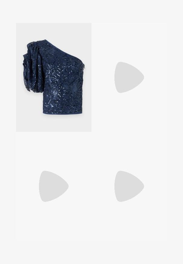 Top azul marino de un solo hombro con bordado floral de lentejuelas, una manga abullonada texturizada y una cinturilla lisa. Diseño elegante y ajustado.; Pantalones acampanados en denim azul oscuro con una textura suave. Presentan bolsillos frontales y una cinturilla clásica con cierre de botón.; Mocasines de plataforma de cuero negro con punta redondeada y una correa ancha en el empeine. Presentan un tacón cuadrado y grueso con un acabado suave.; Pendientes de aro plateados con un diseño minimalista. Forma circular, textura suave y perfil delgado. Livianos con un acabado pulido.
