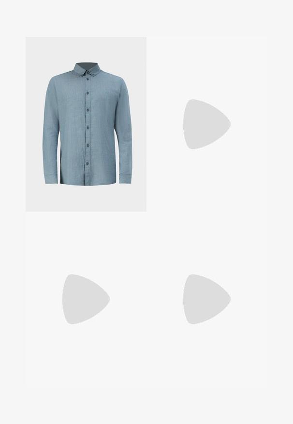 Kerge sinise ruudulise mustriga puuvillane särk, millel on nupuga krae, üks rinna tasku ja pikad varrukad, millel on nupuga mansetid.; Heledad tumesinised lai jalgadega teksad kõrge vöökohtaga, millel on viis taskut, vöökohad ja pehme, kergelt pleekinud tekstuur.; Isik, kes kannab beeži pükse ja pruuni nahast tossusid mustade paeltega, seisab puidust põrandal.; Mustad mustmikrooni kujuga mustad prillid, tumedate klaasidega, hõbedased detailid templite juures ja mati viimistlusega raam.