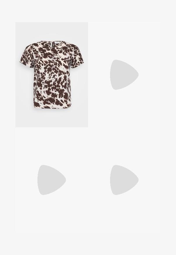 Kortermet bluse med et brunt og kremmønstret abstrakt design som minner om kupletter, med rund hals og avslappet passform.; Lyseblå vide jeans laget av denim, med høyt liv, fem lommer og en enkelt knappelukking. Myk tekstur med falmet finish.; Svarte patentlær slingback hæler med spiss tå og geometrisk blokk hæl. Har et stilrent, minimalistisk design og jevn tekstur.; Gullfargede øredobber med teksturerte, bølgete former. Inkluderer skulpturelle klipsstuds og åpen hoop-design med en hamret finish.