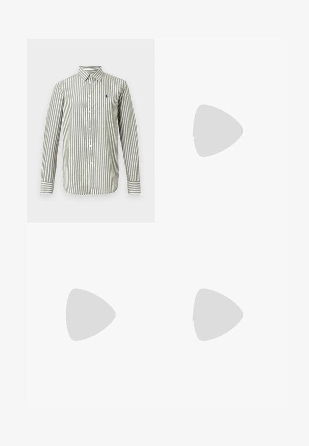 Zeleno-biele pásikavé tričko s dlhým rukávom, golierom, zapínaním na gombíky a malým logom na hrudi. Bavlnený materiál s textúrovaným povrchom.; Džínsy s širšími nohavicami v off-white denim. Vysoký pás s gombíkovým zapínaním, dve predné vrecká a kontrastné švy.; Hnedé semišové sandále na wedges s širokým pruhom na prstoch, nastaviteľným remienkom na členku a tkaným jútovým podošvom. Ploché podrážky s textúrovaným povrchom.; Hnedá textúrovaná kožená taška cez telo s zlatým reťazovým popruhom a preklopným uzáverom. Predná strana obsahuje detail s logom a vrecko pod preklopkou.