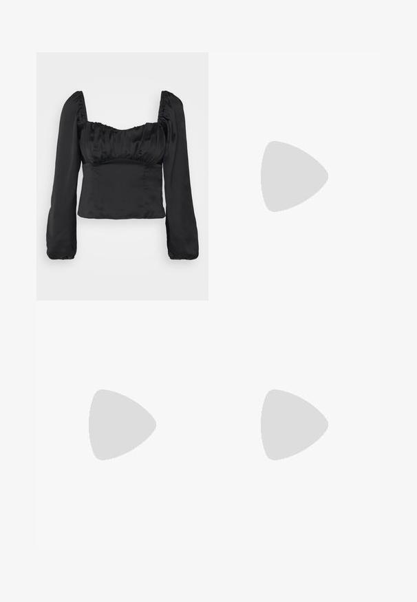 Top corto in satin nero con scollatura quadrata, busto arricciato e maniche lunghe e voluminose con polsini elasticizzati. Texture liscia in tutto il capo.; Jeans grigi ampi realizzati in denim con una finitura liscia, dotati di chiusura con bottone e zip, e cinque tasche.; Sandali con tacco alto in pelle verniciata nera, dotati di tre cinturini orizzontali e una cinghia alla caviglia regolabile. Silhouette elegante e finitura lucida.; Donna con lunghi capelli scuri, vestita con un completo nero, che porta una borsa a tracolla in pelle nera, mentre guarda oltre la spalla su uno sfondo bianco.