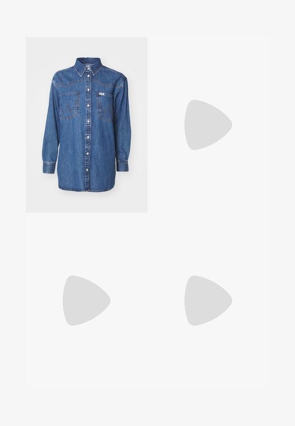Denim košulja u tamnoplavoj boji, s dugim rukavima, dugmetima sprijeda, dva džepa na prsima i kontrastnim šavovima. Klasičan zapadnjački stil.; Tri majice bez rukava u boji mente, crnoj i bež boji; izrađene od rebraste tkanine s okruglim izrezom. Vidljiva oznaka branda.; Moje široke traperice s uzorkom smešnog leoparda, visokog struka, sa dugmetom i dva prednja džepa. Napravljene su od denima s glatkom teksturom.; Zelena bomber jakna preko svijetložutog polo majice, uparenih s labavim plavim trapericama i bijelim tenisicama. Glatki materijali, opušteni kroj, minimalna dodatna oprema.; Zlatne metalne hoop naušnice s glatkom završnom obradom, okruglog oblika i sigurnim kopčanjem. Polirana površina bez vidljivih uzoraka ili akcenata.