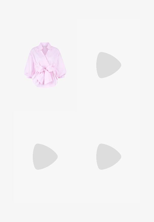 Rosa Baumwollbluse mit Wickeldesign, weiten Ärmeln und einer vorderen Schleife. Mit Kragen und glatter Textur.; Weite weiße Hosen mit glatter Textur, ausgestattet mit einem hohen Bund und zwei Seitentaschen. Einfaches Design ohne sichtbare Muster.; Desa Pantolette hoch - brown; Kapten & Son MILAN - Sonnenbrille - crystal tortoise brown; Braune Lederhandtasche mit einer geschwungenen Silhouette, einem einzigen Tragegurt und goldenen Beschlägen. Verfügt über eine geflochtene Akzentuierung und eine glatte, matte Textur.