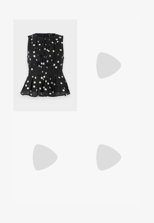 Top negru fără mâneci cu buline albe, având un design pliat și o margine peplum. Țesătura pare ușoară și texturată. Închidere cu fermoar la spate.; Sister Jane HEART TO HEART - Blugi drepți - blue denim; RAID DINKY - Balerini cu barete - black; Geantă de mână din piele roșie, cu un design unghiular și geometric. Dispune de o singură curea ajustabilă și un sistem de închidere cu clapetă, cu detalii cusute.