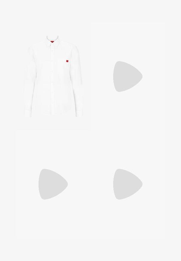 Camicia bianca a maniche lunghe in cotone, con colletto abbottonato, taschino frontale e una piccola patch con logo rosso sul petto.; Jeans in denim nero con un design a gamba dritta, caratterizzati da una chiusura con bottone, stile a cinque tasche e dettagli di cucitura sottili.; Mocassini in pelle nera con punta arrotondata, caratterizzati da un design cucito, una piccola fascetta frontale con dettagli in metallo e una suola piatta in gomma.; Cartella in pelle blu scuro con doppio manico superiore e tracolla removibile. Presenta una finitura texturizzata, cuciture verticali e dettaglio del logo.