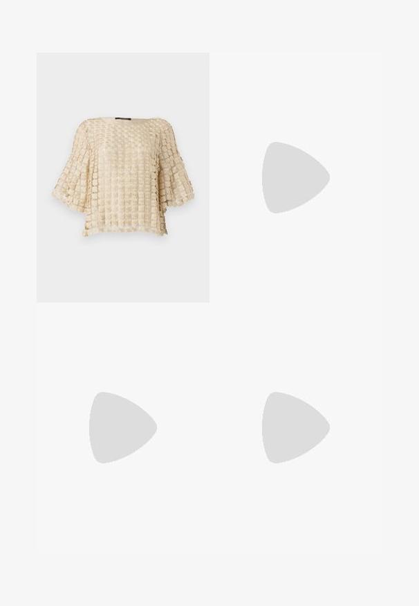 Blouse beige avec un motif floral texturé, dotée de manches larges et d'un décolleté arrondi. Fabriquée en tissu léger brodé.; Pantalon noir ajusté avec une coupe droite, présentant une texture lisse et des plis nets sur le devant. Aucune quincaillerie visible.; Talons hauts en cuir noir avec un bout pointu, dotés d'un talon fin et d'un accent en ton or sur la lanière réglable. Texture lisse.; Sac à main en cuir noir avec un design structuré, featuring une forme cropped, une poignée supérieure et des accents en matériel doré. Bandoulière réglable incluse.