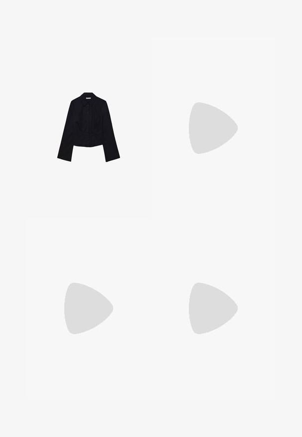 Schwarzes, kurzes Oberteil mit langen Ärmeln, Kragen und Knopfleiste. Hergestellt aus glattem Stoff, mit tailliertem Design und minimalen Details.; Schwarzes Top mit dünnen verstellbaren Trägern, das eine drapierte Vorderseite und eine geraffte Seitenpartie aufweist, aus leichtem Stoff gefertigt.; Hellblaue Jeans im weiten Schnitt mit hoher Taille, Knopf- und Reißverschluss sowie einer Kordelzugdetails an der Taille. Roh geschnittener Saum.; Schwarze Lackleder-Slingback-High Heels mit spitzer Zehenform, ausgeschnittenem Seitendesign und kleinem Blockabsatz. Glatte Textur mit minimalen Akzenten.