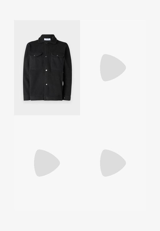 Only & Sons ONSEMILIO  - Marškiniai - black; Olive žalios spalvos kelnių kelnaitės, pagamintos iš patvarios medžiagos. Yra dvi šoninės kišenės, standartinė liemens linija ir tiesios kojų dizainas.; Balti odiniai sportiniai bateliai su perforacijomis, apvalia nosimi, plokščiu padu ir storomis raištelėmis, su matomu swoosh logotipu ir "AIR" ant kulno.; Juoda petnešų rankinė su užtrauktuku pagrindiniame skyriuje, priekinė kišenė, reguliuojama juostele ir matoma logotipo etikete ant uždaromo dangtelio.