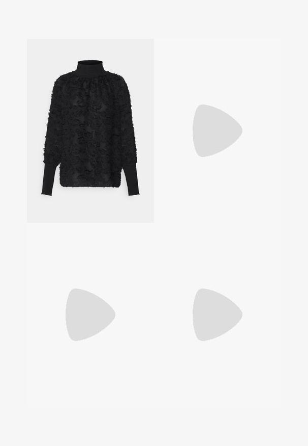 Hofmann Copenhagen BRIELLE - Langarmshirt - black; Schwarze weit geschnittene Hose. Maßgeschneiderte Passform mit glatter Textur. Verfügt über eine Reihe von metallischen Nieten entlang der Seitennaht für Details.; Schwarze Rutsch-Sandalen mit glattem Leder-Finish, ausgestattet mit überkreuzten Riemen und Ausschnitten sowie einer flachen, flexiblen Sohle.; Schwarze Lederhandtasche mit einem eleganten Design, ausgestattet mit einem silbernen Flügel-Logo und einem Kettenriemen. Texturierte Oberfläche mit Reißverschluss.