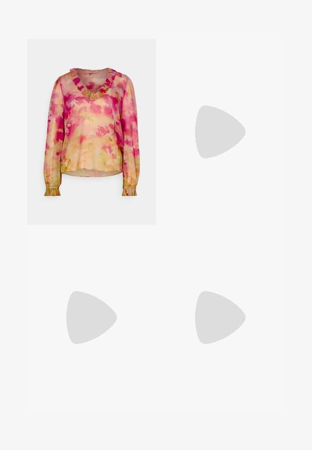 Blusa leggera e floreale in tonalità di rosa e giallo, con scollatura a V arricciata e maniche gatherate. Tessuto semi-trasparente con una vestibilità fluida.; Pantaloni neri su misura con un design a gamba dritta, caratterizzati da una texture liscia e pieghe ben definite sul davanti. Senza hardware visibile.; Sandali con tacco a blocco beige, con sottili cinturini e punta quadrata. Materiale liscio con dettagli minimi, progettati per un facile utilizzo.; Borsa a mano in pelle nera con un design strutturato, caratterizzata da una forma corta, manico superiore e accessori in metallo dorato. Inclusa tracolla regolabile.