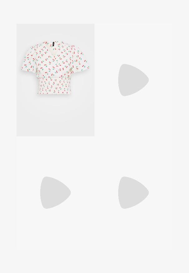 Weißes Crop-Top mit Wickeldesign, Puffärmel, gerafftem Bund und einem roten Kirschmuster mit grünen Blättern. Glatte Stofftextur.; Schwarzer Maxirock aus weichem, fließendem Stoff. Er verfügt über einen elastischen Bund und eine volle, A-Linie Silhouette mit glatter Textur.; Schwarze flache Sandalen mit geflochtenen Riemen und metallischem Akzent. Verfügt über eine verstellbare Schnalle und eine flache Gummisohle für Komfort.; Schwarze Cat-Eye-Sonnenbrille mit matter Oberfläche, grauen getönten Gläsern, scharfen Kanten und schlanken Bügeln. Der Markenname ist auf dem inneren Bügel sichtbar.; Goldene Creolen mit einem glatten, abgerundeten Design. Sie verfügen über einen kleinen Scharnierverschluss, sehen leicht aus und haben ein poliertes Finish.