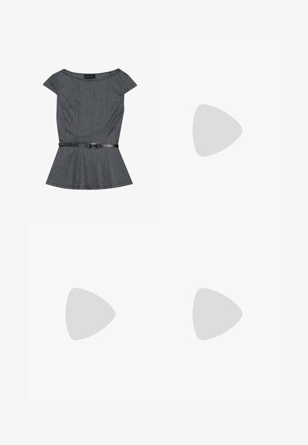 Šedý peplum top s tenkými vertikálnymi prúžkami, krátkymi rukávmi a čiernym pásom s prackou. Vyrobený z textúrovaného materiálu.; Čierne široké nohavice s textúrovanou tkaninou, elastickým pásom a odnímateľným viazaním na páse pre nastaviteľné priliehanie.; Čierne semišové sandále na podpätku s širokým blokovým podpätkom, nastaviteľným členkovým remienkom, otvorenou špičkou a kontrastným prešívaním.; Čierna kabelka so štruktúrovaným tvarom, hladkou textúrou a kovovou sponou. V kombinácii so širokými čiernymi nohavicami a sandálmi s otvorenou špičkou na drevenej podlahe.