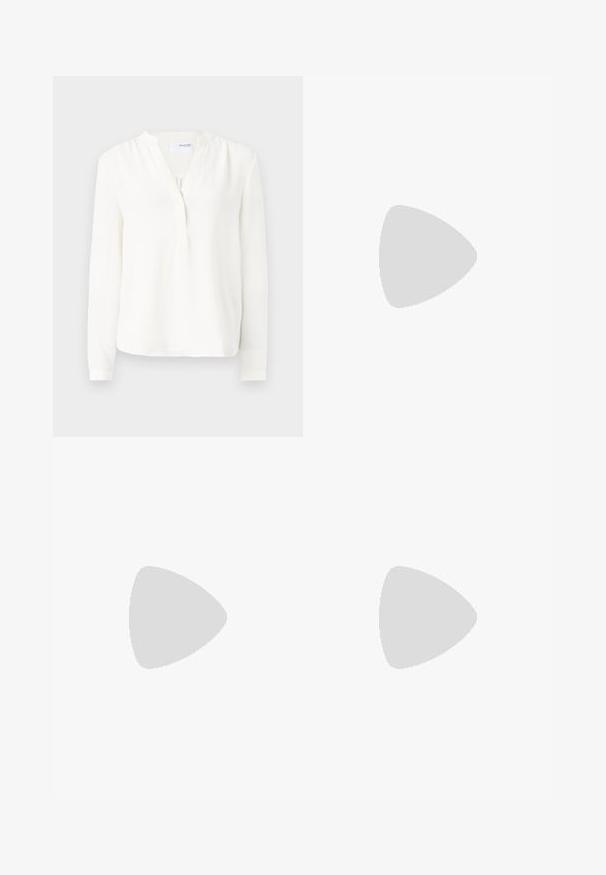 Weiße Bluse mit langen Ärmeln, Knopfleiste, weichem Textil, leicht lockerer Passform und Rundhalsauschnitt. Dünne Bündchen an den Ärmeln.; Beige weite Hosen mit einem Gurtbund, aus strukturiertem Stoff. Mit einem vorderen Faltenwurf und einem glatten Abschluss am Saum.; Spitz zulaufender Slingback-Absatz aus einem glatten, glänzenden, tanfarbenen Material. Mit einem geschwungenen Ausschnitt-Design und einem schlanken Stiletto-Absatz. Silberne Schnallendetails.; Braune Leder-Tote mit einer breiten, strukturierten Form, dünnen Griffen und einer strukturierten Oberfläche. Bietet ein minimalistisches Design ohne sichtbare Beschläge.