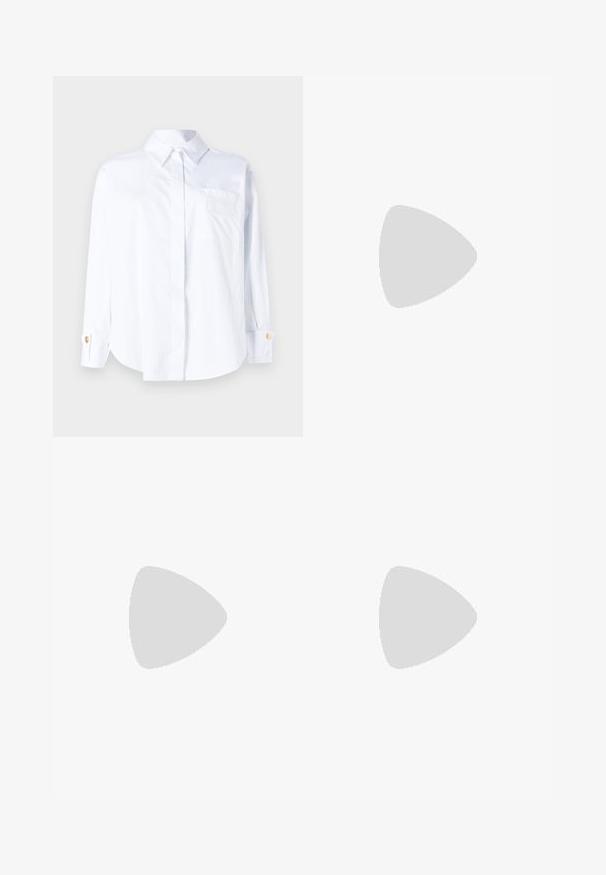 Elisabetta Franchi Bluza z gumbi - bianco; Elisabetta Franchi PANT - Hlače - nero; Črne usnjene sandale na peto z ostro konico, ki imajo tanko peto in zlat ton na nastavljivem traku. Gladka tekstura.; Bela usnjena torbica s ukrivljeno obliko, ki na sprednji strani nosi vžgano logo "CK" in ima eno naramnico. Zadrga za zapiranje na vrhu.