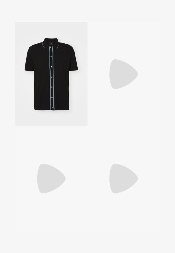 Svart kortermet polo-skjorte med krage, med en vertikal lyseblå stripe og kontrastknapper foran.; Svart bomulls T-skjorte med rund hals, korte ermer og "EMPORIO ARMANI" logo i hvitt over "Milano" i en buet design.; Mørkeblå denimjeans med smal passform, som har malingsplatter, synlige sømmer og standard fem-lomme design. Rett benkutt.; Hvit sneakers med semsket detaljer, rund tå, flate snøringer og en kremfarget gummisåle. Har grønn merking på hælen.; Sorte, runde solbriller med mørke linser og slanke metalarmer. Inkluderer klare temple tips og sølvfargede detaljer ved hengslet. Minimalistisk design.