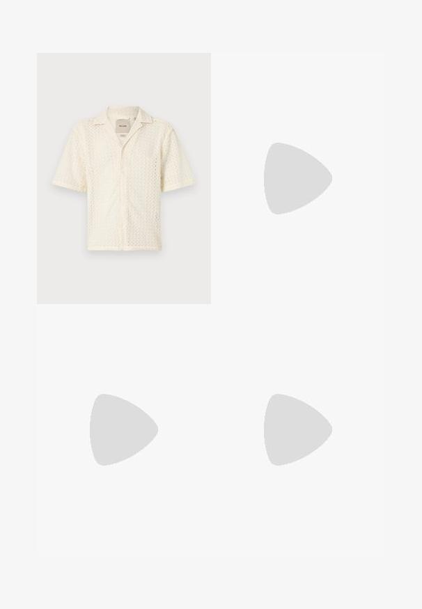 Kurzarm, cremefarbendes Hemd aus strukturiertem Stoff mit Zickzackmuster und durchgehender Knopfleiste. Verfügt über einen klassischen Kragen und eine Tasche.; Schwarzes Kurzarm-Polo-Shirt mit einem strukturierten, abstrakten Muster. Der Kragen ist flach und leicht geöffnet, was das entspannte Design unterstreicht.; Jeansshorts in Hellblau mit klassischem Schnitt. Verfügt über fünf Taschen, orangene Nähte und ausgefranste Säume.; Schwarze Leder Slipper mit glatter Oberfläche, runder Spitze und dekorativer Naht auf dem Vorderblatt. Niedriger Blockabsatz und leichter Glanz.