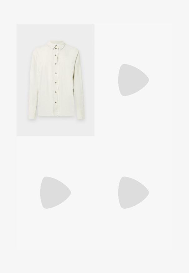 Langermet, lys beige skjorte laget av teksturert stoff, med knappelukking foran med metalliske knapper og klassisk krage.; Sorte høytlivsjeans med knapp og glidelås, frontlommer og utsvingte bein liggende flatt på en hvit bakgrunn.; Pekefotede slingback-sko laget av teksturert slange-print materiale, med en slank svart hæl og et utskjæringsdesign på sidene.; Svart lærveske med en buet form, avtagbar stropp og gullbeslag. Vesken har et klaff med spenne-detall.