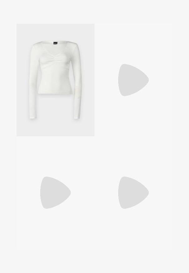 Balta garām piedurknēm blūze ar V veida kakla izgriezumu un savākšanas detaļu krūšu daļā. Izgatavota no mīkstas auduma ar pieguļošu siluetu.; Melni plīšu bikses ar elastīgu jostu. Tām ir platākas kājas un gluda, teksturēta auduma ar vertikālām svītrām.; Ceļgalu augstuma melni ādas zābaki ar kvadrātu purngalu un bloku papēdi, attēloti modelī, kurš sēž olīvu zaļā mētelī. Gluda tekstūra, minimāla apdare.; Melnas ādas somiņa ar gludu tekstūru, taisnstūra formu un divām garām rokturiem. Nav redzamu aparatūras vai rotājumu.