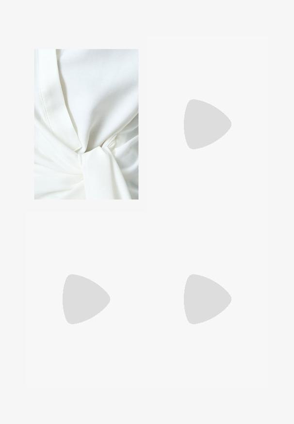 Hvid stof top med knude detalje i taljen, med en glat tekstur og et let, draperet design. Sømsyninger er synlige.; Sort mini nederdel med lige snit og let slids i siden. Fremstillet af glat stof, med en ren kant og minimalistisk design.; RAID BLICK - Høje støvler/ Støvler - black; Sorte solbriller med en strømlinet rektangulær ramme og en guld logoaccent på siden. Mørke linser og blank overflade er fremtrædende.; Sort quiltet læder håndtaske med en guldkæde skulderrem og en drejeklap med et cirkulært dekorativt element. Kompakt rektangulær facon.