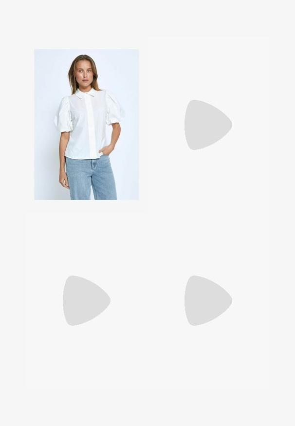 Blusa bianca con maniche a sbuffo, apertura con bottoni, colletto e texture uniforme, abbinata a jeans azzurri su uno sfondo neutro.; Pantaloni neri a gamba larga con vita alta, dettagli con bottoni in vita e pieghe frontali.; Pump in pelle nera con punta affusolata e tacco basso a blocco. Presenta una cinghia alla caviglia con una fibbia in tonalità oro. Texture liscia.; Borsa nera con forma strutturata, texture liscia e una chiusura metallica. Abbinata a pantaloni neri larghi e sandali open-toe su un pavimento in legno.